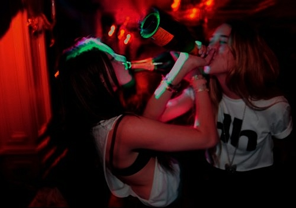 Хардкорные секс игры молодежи в ночном клубе